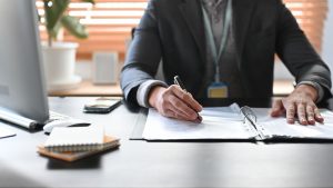 Capire i Contratti: Guida Passo per Passo per i Non Avvocati